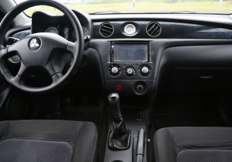 Подержанный автомобиль Mitsubishi Outlander 2004 года (12 фото)