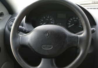 Подержанный автомобиль Renault Logan Sedan 2007 года (16 фото)