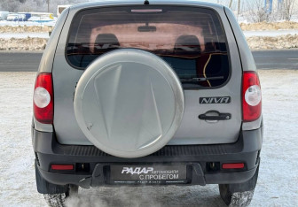 Подержанный автомобиль Chevrolet Niva 2011 года (6 фото)
