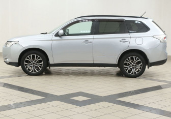Подержанный автомобиль Mitsubishi Outlander 2012 года (7 фото)