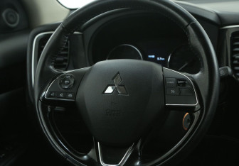 Подержанный автомобиль Mitsubishi Outlander 2022 года (16 фото)