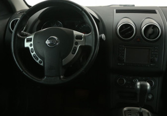 Подержанный автомобиль Nissan Qashqai 2012 года (14 фото)