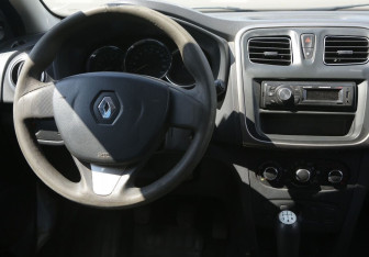 Подержанный автомобиль Renault Logan Sedan 2015 года (14 фото)