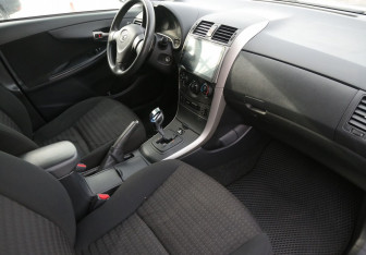 Подержанный автомобиль Toyota Corolla Sedan 2008 года (9 фото)