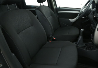 Подержанный автомобиль Nissan Terrano 2014 года (10 фото)