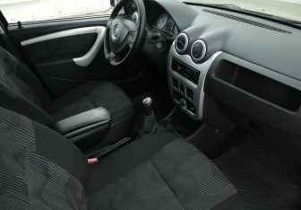 Подержанный автомобиль Renault Sandero 2010 года (9 фото)