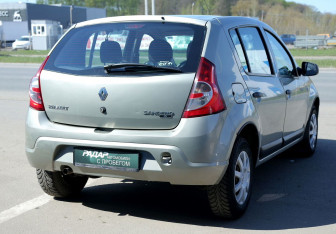 Подержанный автомобиль Renault Sandero 2012 года (6 фото)
