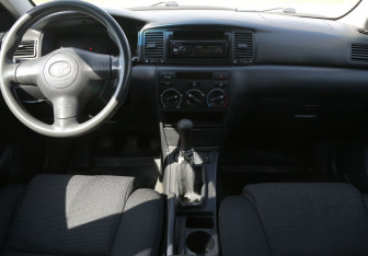 Подержанный автомобиль Toyota Corolla Sedan 2004 года (12 фото)