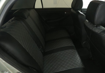 Подержанный автомобиль Toyota Corolla Hatchback 2004 года (11 фото)