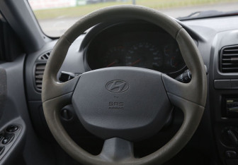 Подержанный автомобиль Hyundai Accent Sedan 2006 года (16 фото)