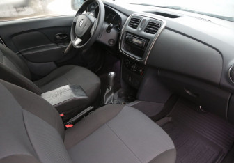 Подержанный автомобиль Renault Logan Sedan 2015 года (9 фото)