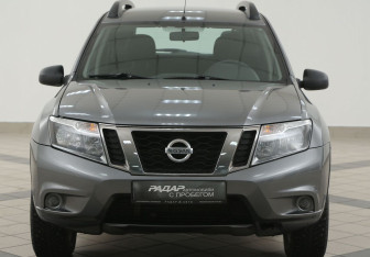 Подержанный автомобиль Nissan Terrano 2014 года (6 фото)