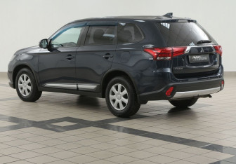 Подержанный автомобиль Mitsubishi Outlander 2017 года (2 фото)