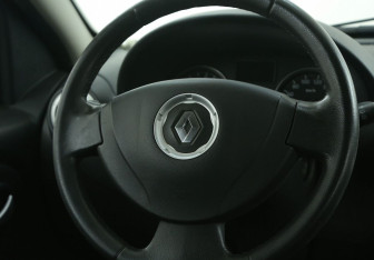 Подержанный автомобиль Renault Sandero 2013 года (15 фото)