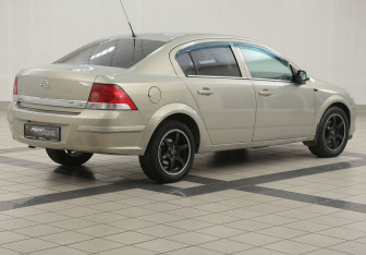 Подержанный автомобиль Opel Astra Sedan 2008 года (4 фото)