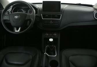 Подержанный автомобиль FAW Besturn X40 2021 года (12 фото)
