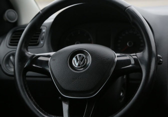 Подержанный автомобиль Volkswagen Polo Sedan 2017 года (16 фото)