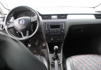 Подержанный автомобиль Skoda Rapid Liftback 2015 года (13 фото)