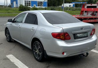 Подержанный автомобиль Toyota Corolla Sedan 2008 года (7 фото)