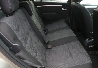 Подержанный автомобиль Renault Sandero 2010 года (11 фото)