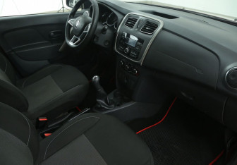 Подержанный автомобиль Renault Sandero 2020 года (9 фото)