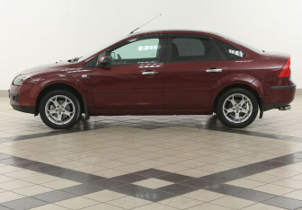 Подержанный автомобиль Ford Focus Sedan 2006 года (7 фото)