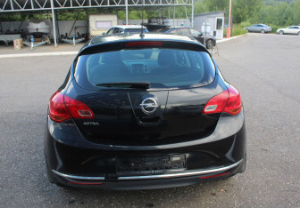 Подержанный автомобиль Opel Astra Hatchback 2012 года (6 фото)