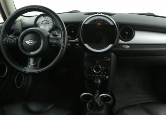 Подержанный автомобиль MINI Hatch 2011 года (11 фото)