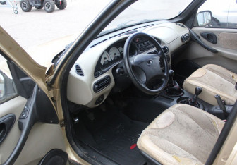 Подержанный автомобиль Chevrolet Niva 2006 года (13 фото)