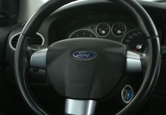 Подержанный автомобиль Ford Focus Sedan 2006 года (16 фото)
