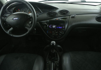 Подержанный автомобиль Ford Focus Sedan 2003 года (12 фото)