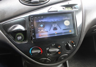 Подержанный автомобиль Ford Focus Sedan 2003 года (17 фото)