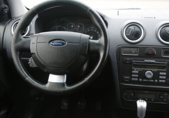Подержанный автомобиль Ford Fusion 2006 года (14 фото)