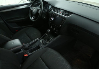 Подержанный автомобиль Skoda Octavia Liftback 2019 года (9 фото)