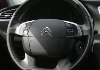 Подержанный автомобиль Citroen C4 Hatchback 2011 года (16 фото)
