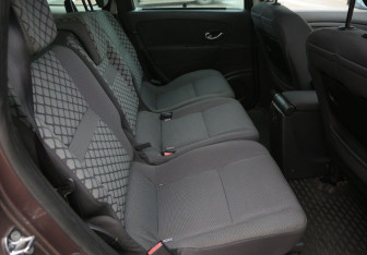 Подержанный автомобиль Renault Scenic 2010 года (11 фото)