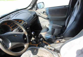 Подержанный автомобиль Chevrolet Niva 2004 года (10 фото)