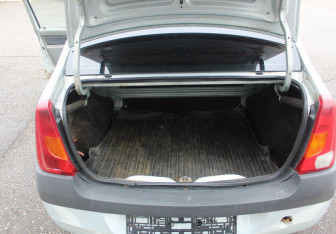 Подержанный автомобиль Renault Logan Sedan 2005 года (15 фото)