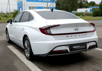 Подержанный автомобиль Hyundai Sonata 2021 года (4 фото)