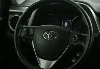 Подержанный автомобиль Toyota RAV4 2016 года (16 фото)