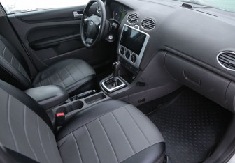 Подержанный автомобиль Ford Focus Sedan 2005 года (9 фото)