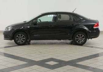 Подержанный автомобиль Volkswagen Polo Sedan 2014 года (7 фото)