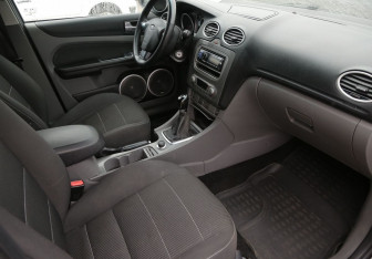 Подержанный автомобиль Ford Focus Hatchback 2009 года (9 фото)