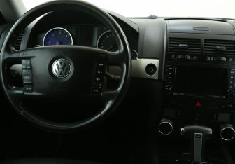 Подержанный автомобиль Volkswagen Touareg 2007 года (14 фото)