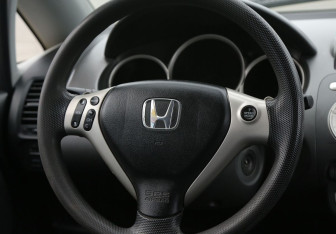 Подержанный автомобиль Honda Jazz 2008 года (16 фото)