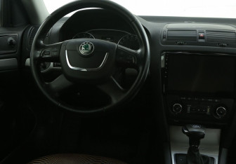 Подержанный автомобиль Skoda Octavia Liftback 2010 года (14 фото)