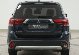 Подержанный автомобиль Mitsubishi Outlander 2017 года (3 фото)