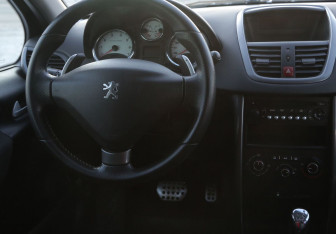 Подержанный автомобиль Peugeot 207 Hatchback 2010 года (16 фото)