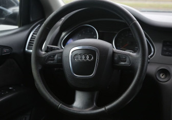 Подержанный автомобиль Audi Q7 2005 года (19 фото)