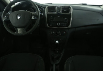 Подержанный автомобиль Renault Logan Sedan 2017 года (12 фото)